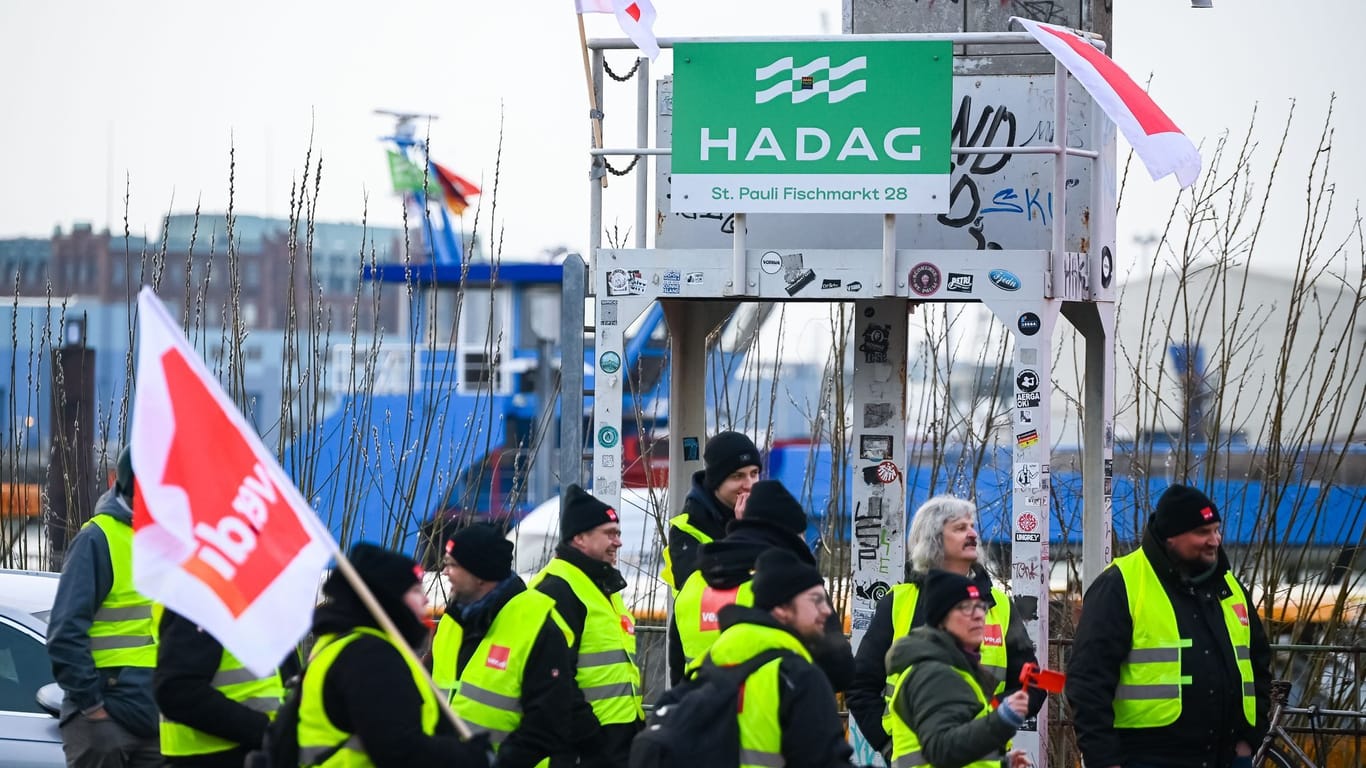 Schiffsführer-Warnstreik im Hamburger Hafen