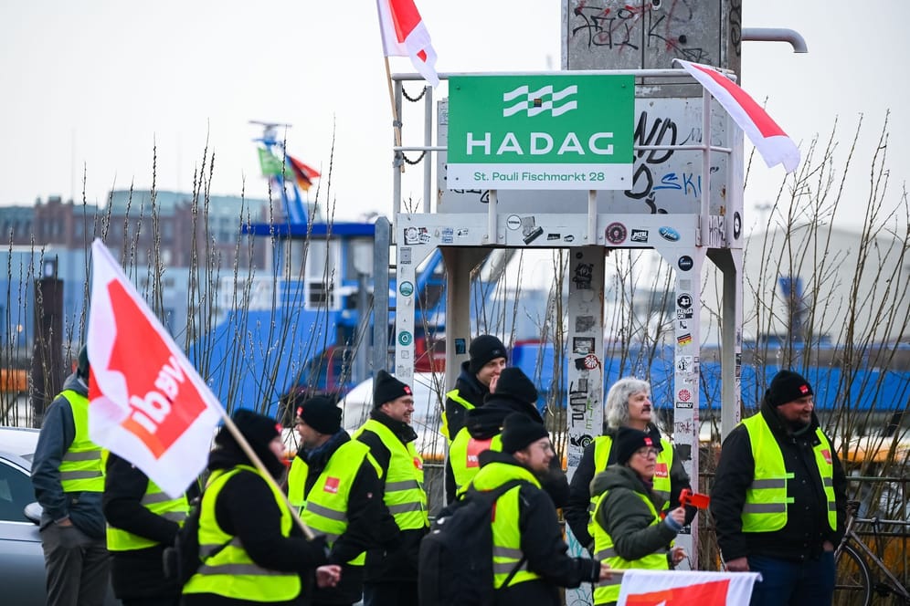 Schiffsführer-Warnstreik im Hamburger Hafen