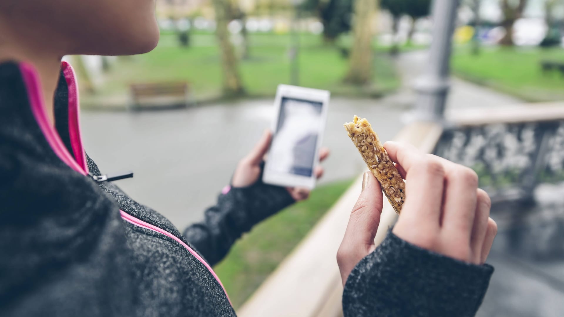 Eine Person isst einen Müsliriegel: So ein Snack endete für einen 14-jährigen Schüler tödlich. (Symbolbild)