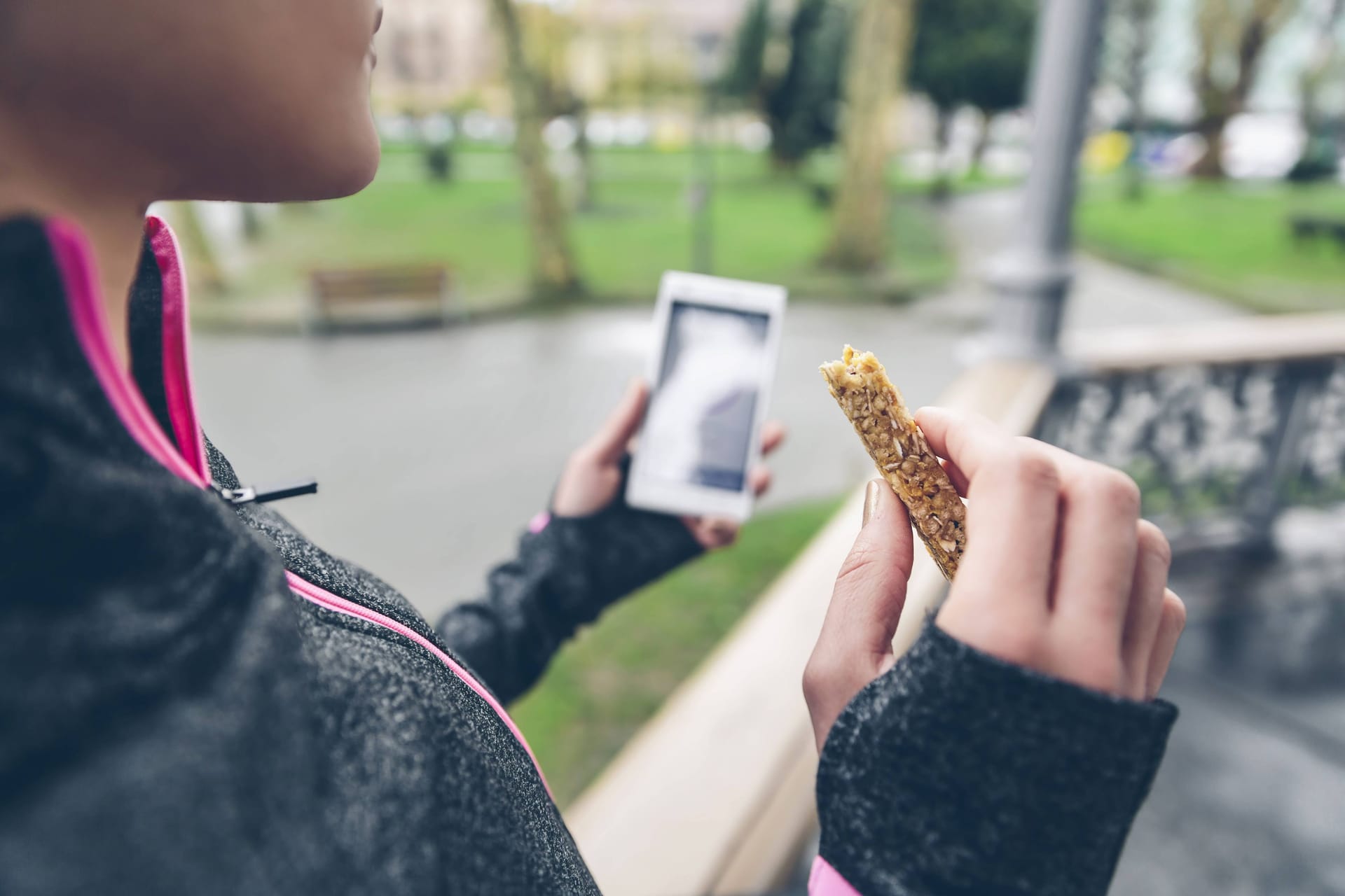 Eine Person isst einen Müsliriegel: So ein Snack endete für einen 14-jährigen Schüler tödlich. (Symbolbild)