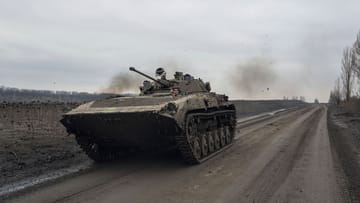 Tentara Ukraina di dalam tank (foto arsip): Menurut Presiden Zelenskyy, pasukan mengendalikan situasi di garis depan.