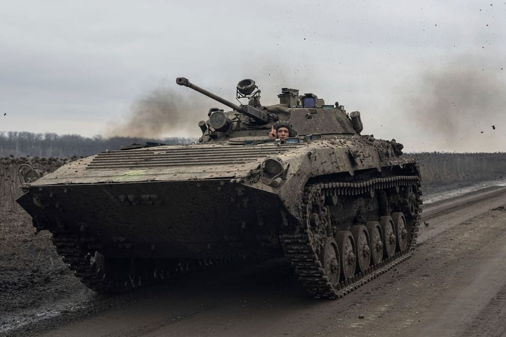Ukrainische Soldaten in einem Panzer (Archivbild): Laut Präsident Selenskyj kontrollieren die Truppen die Situation an der Front.