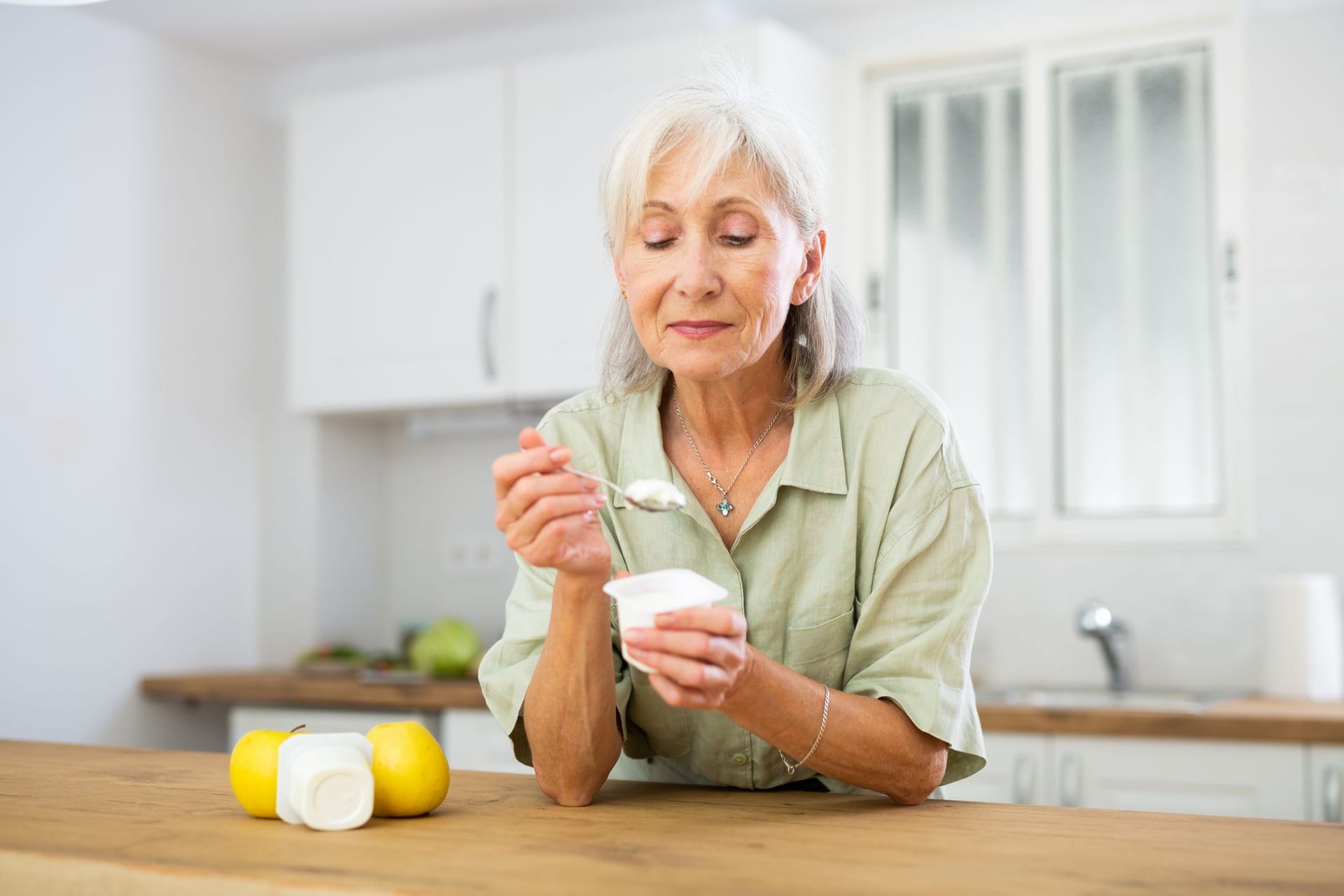 Joghurt: Das Milchprodukt kann nachweislich Ihren Blutdruck und Cholesterinspiegel senken.