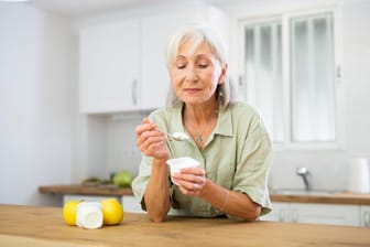 Joghurt: Das Milchprodukt kann nachweislich Ihren Blutdruck und Cholesterinspiegel senken.