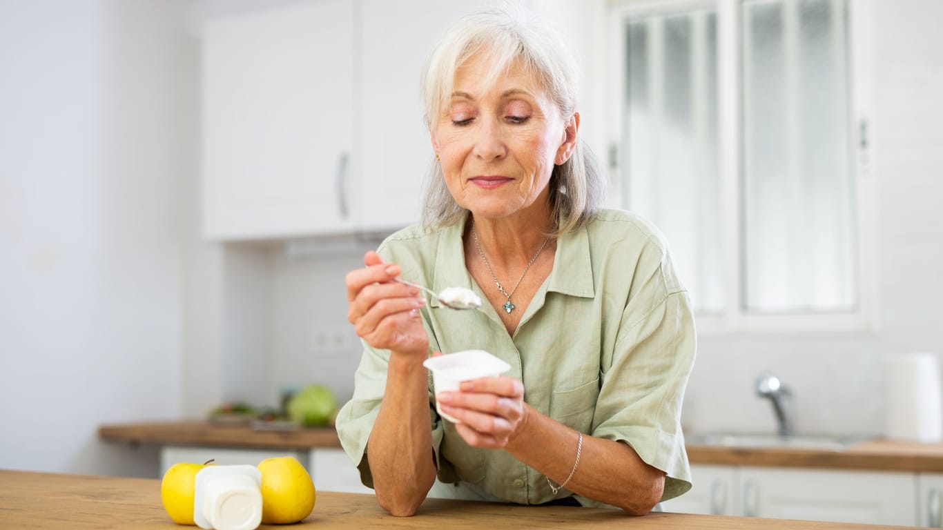 Joghurt: Das Milchprodukt kann nachweislich Ihren Blutdruck und Cholesterinspiegel senken.