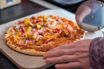 Tiefkühlpizza: Sie können Ihre Pizza mit gesunden und frischen Zutaten, wie Paprika aufpeppen.