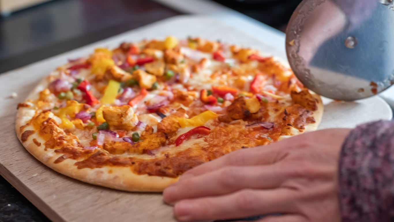 Tiefkühlpizza: Sie können Ihre Pizza mit gesunden und frischen Zutaten, wie Paprika aufpeppen.