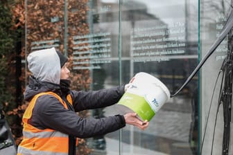 Eine Aktivistin der "Letzte Generation" überklebt Grundgesetzestafeln mit Öl und Plakaten (Archivbild): Ein CDU-Politiker fordert Konsequenzen von Hannovers Oberbürgermeister.