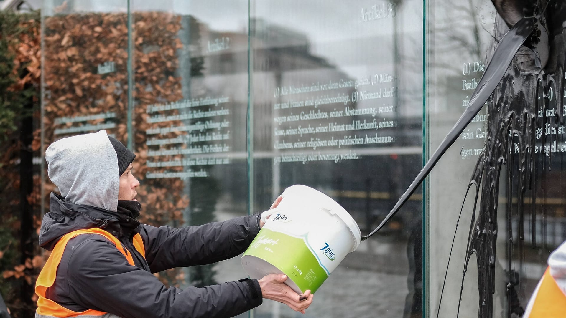 Eine Aktivistin der "Letzte Generation" überklebt Grundgesetzestafeln mit Öl und Plakaten (Archivbild): Ein CDU-Politiker fordert Konsequenzen von Hannovers Oberbürgermeister.