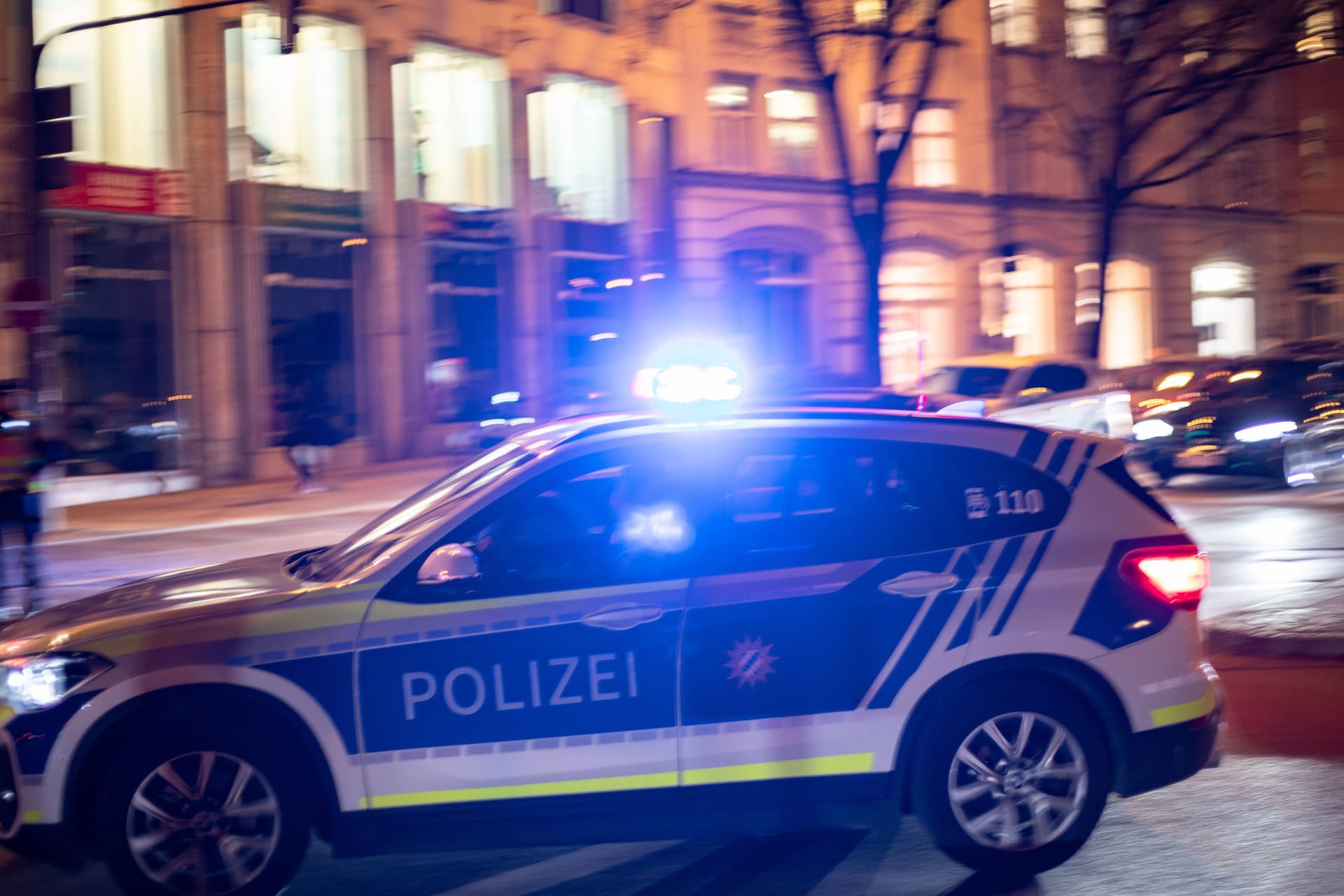 Ein Streifenwagen im Einsatz (Archivbild): Nach einem bewaffneten Raubüberfall auf eine Seniorin hat die Polizei einen Mann festgenommen.