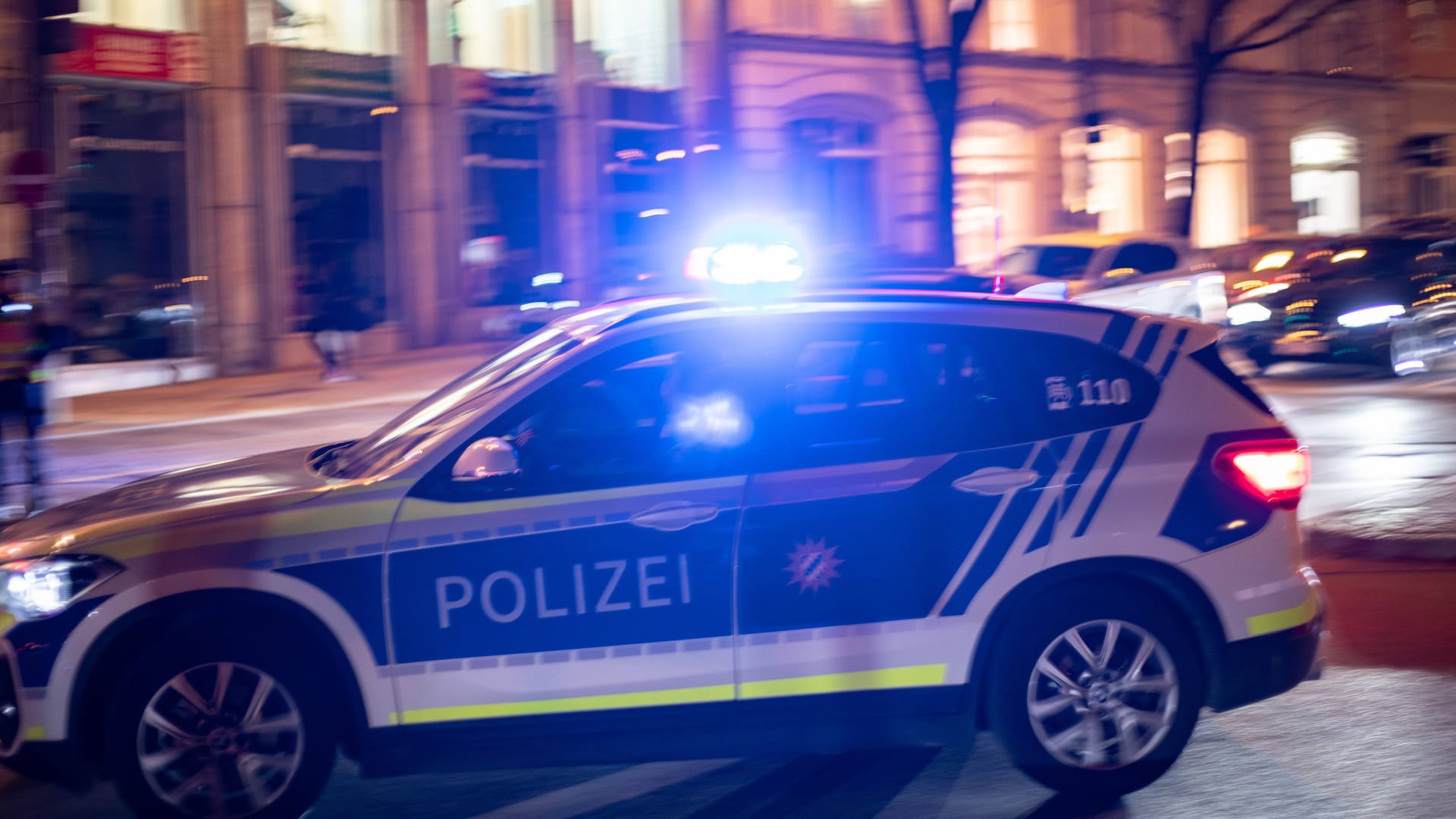 Ein Streifenwagen im Einsatz (Archivbild): Nach einem bewaffneten Raubüberfall auf eine Seniorin hat die Polizei einen Mann festgenommen.