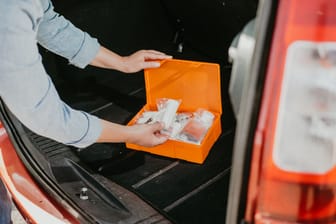 Verbandskasten im Auto: Kontrollieren Sie regelmäßig die Gültigkeit, um Bußgelder zu vermeiden.
