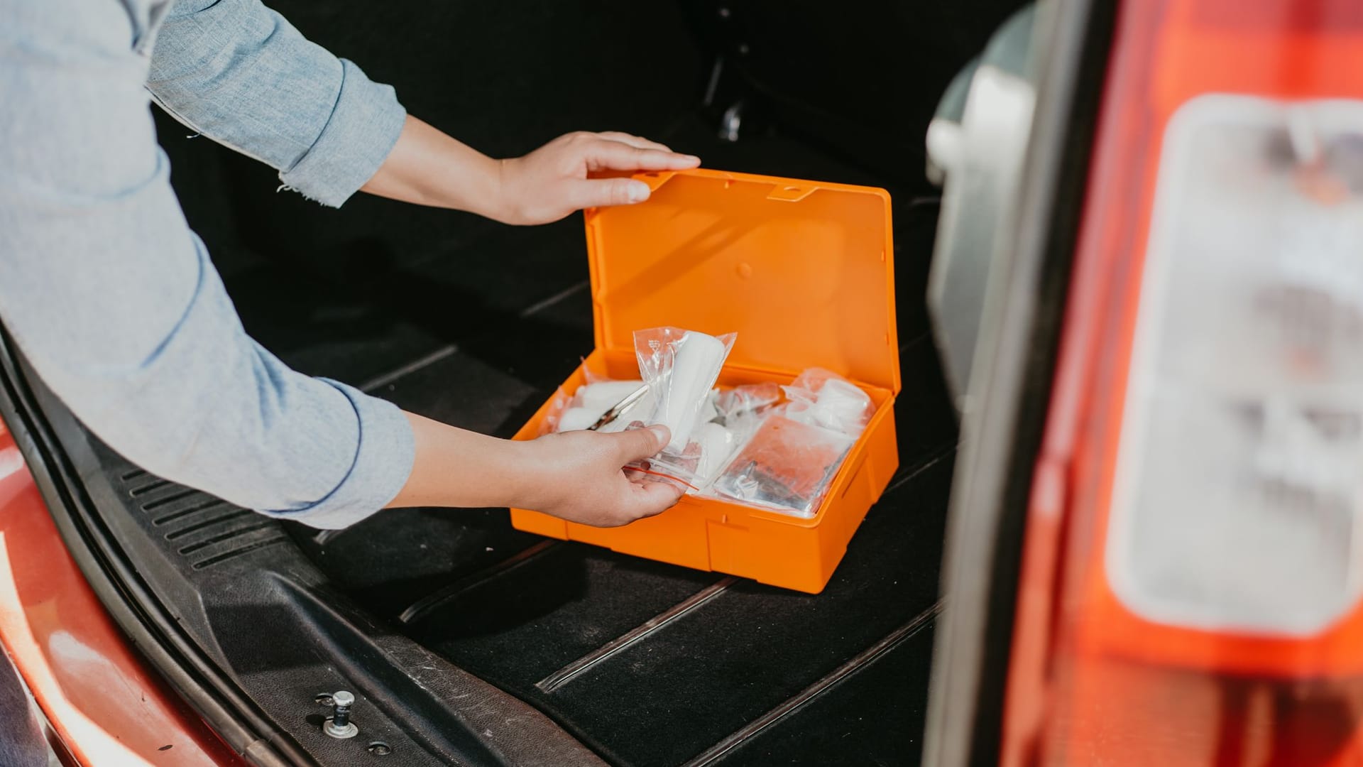 Verbandskasten im Auto: Kontrollieren Sie regelmäßig die Gültigkeit, um Bußgelder zu vermeiden.