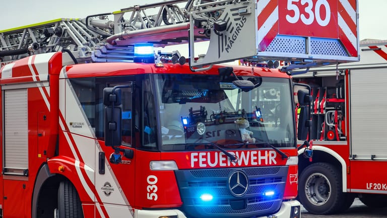 Feuerwehrwagen (Symbolbild): In Thüringen hat ein Discounter gebrannt.