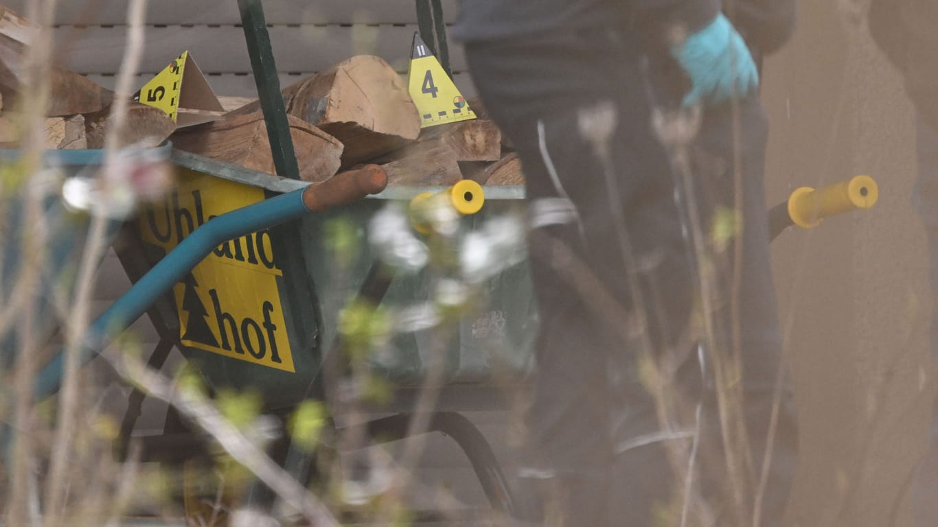 Hütchen der Spurensicherung stehen auf dem Uhlandhofs auf einer Schubkarre: Die Ermittlungen laufen auf Hochtouren.