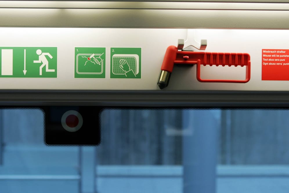 Nothammer in einem ICE (Symbolbild): Die Hämmer sind sichtbar in Zügen angebracht, damit in Notfällen Fensterscheiben zur Rettung eingeschlagen werden können.