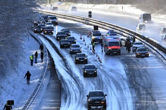 Auf der Autobahn 7 sind am Samstag fünf Autos verunfallt: Schneeglätte sorgte für viele Unfälle im Norden.