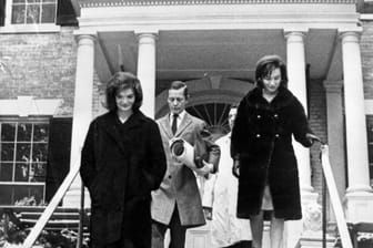 Jacqueline Kennedy (l.) und ihre Schwester Lee Radziwill verlassen das neue Haus in Georgetown.