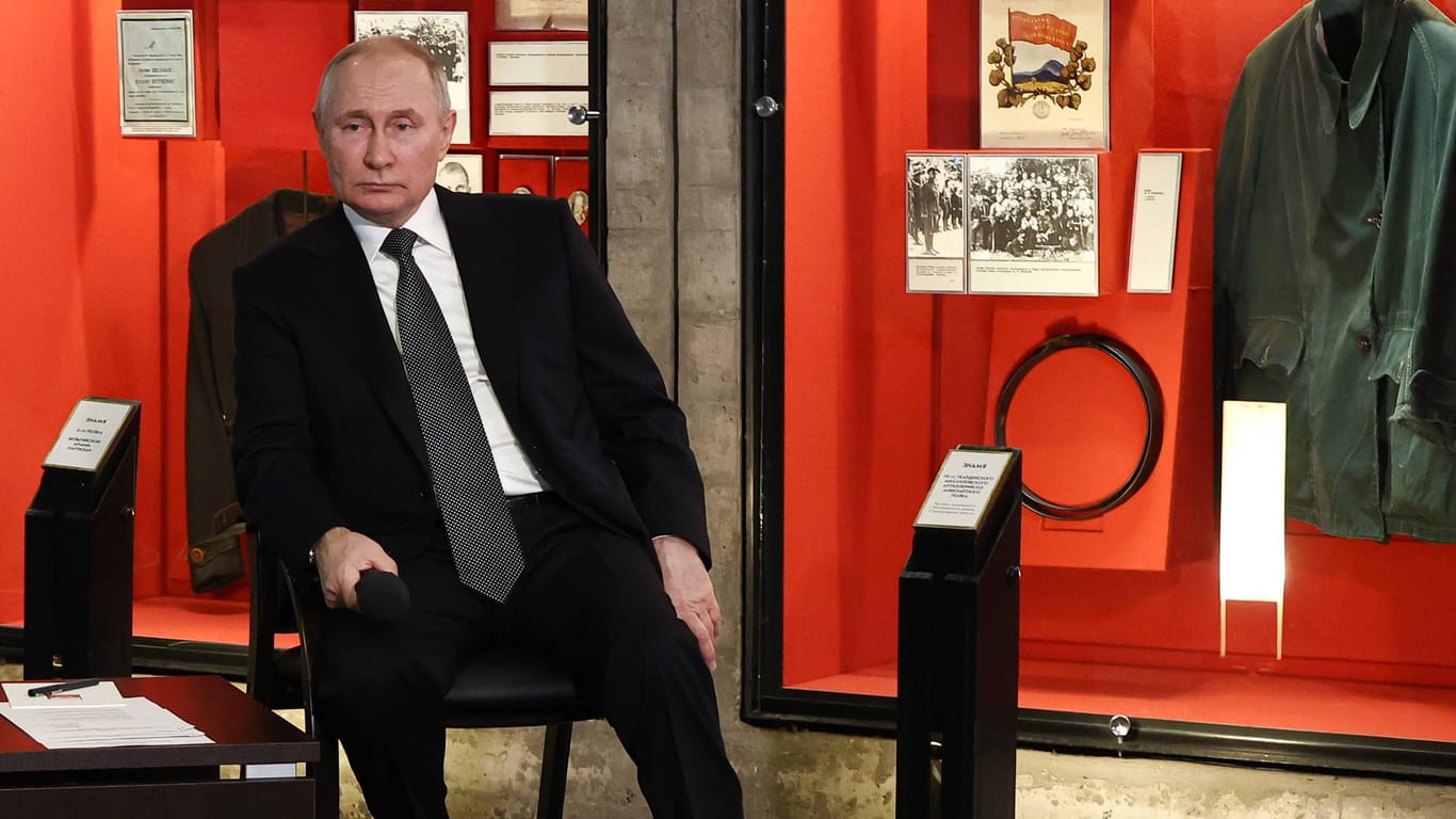 Wladimir Putin im Museum: Russlands Machthaber erkennt nur seine ganz eigene Version der Realität an.