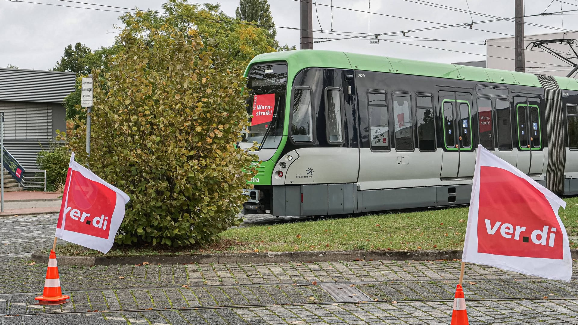 Eine Stadtbahn der Üstra und Fahnen der Gewerkschaft Verdi (Archivbild): Am Freitag soll der ÖPNV in Hannover wieder stillstehen.