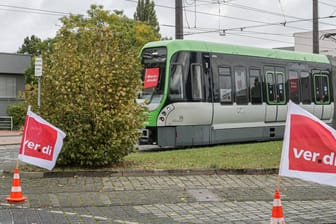 Eine Stadtbahn der Üstra und Fahnen der Gewerkschaft Verdi (Archivbild): Am Freitag soll der ÖPNV in Hannover wieder stillstehen.