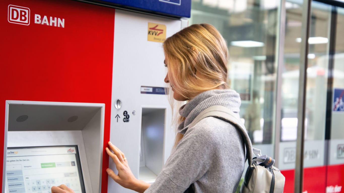 Frau an einem Ticketschalter (Symbolbild): Ein Fahrgast der Deutschen Bahn musste Strafe trotz Ticket zahlen.