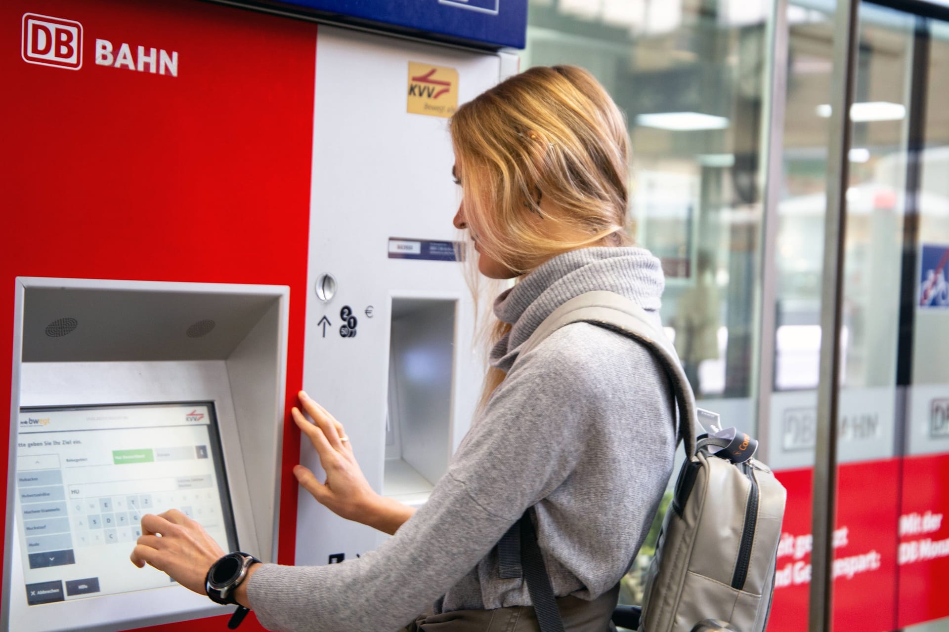 Frau an einem Ticketschalter (Symbolbild): Ein Fahrgast der Deutschen Bahn musste Strafe trotz Ticket zahlen.