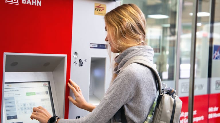 Frau an einem Ticketschalter (Symbolbild): Ein Fahrgast der Deutschen Bahn musste Strafe trotz Ticket zahlen.