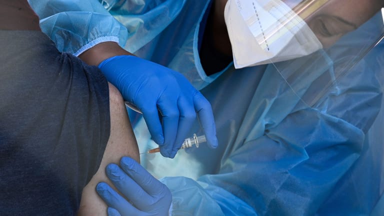 Corona-Impfung (Symbolbild): Derzeit tobt der Streit um Entschädigungen für Langzeitschäden von Geimpften.