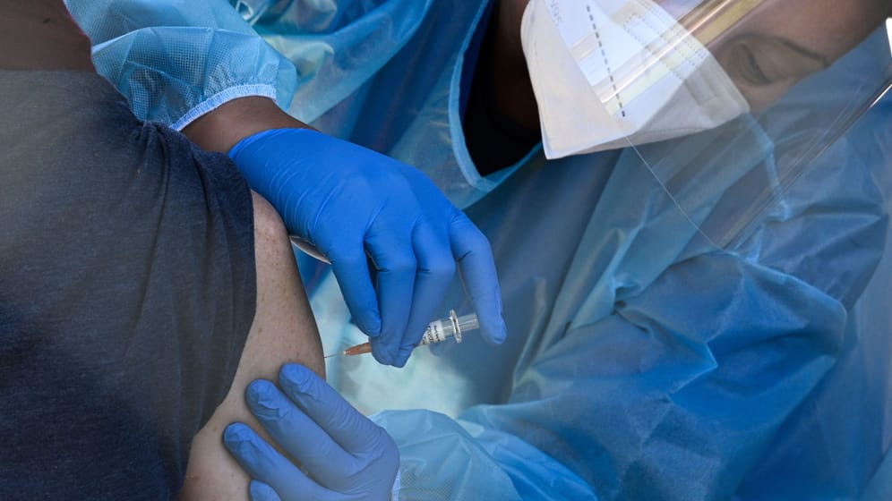 Corona-Impfung (Symbolbild): Derzeit tobt der Streit um Entschädigungen für Langzeitschäden von Geimpften.