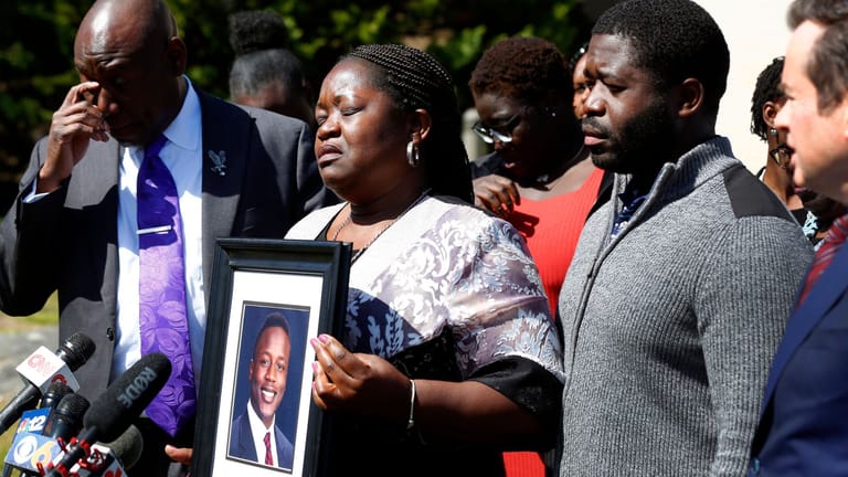 Caroline Ouko hält ein Porträt ihres Sohnes in den Händen (m): Irvo Otieno starb in einer Klinik.