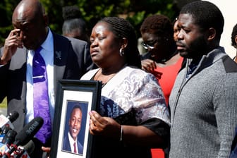 Caroline Ouko hält ein Porträt ihres Sohnes in den Händen (m): Irvo Otieno starb in einer Klinik.