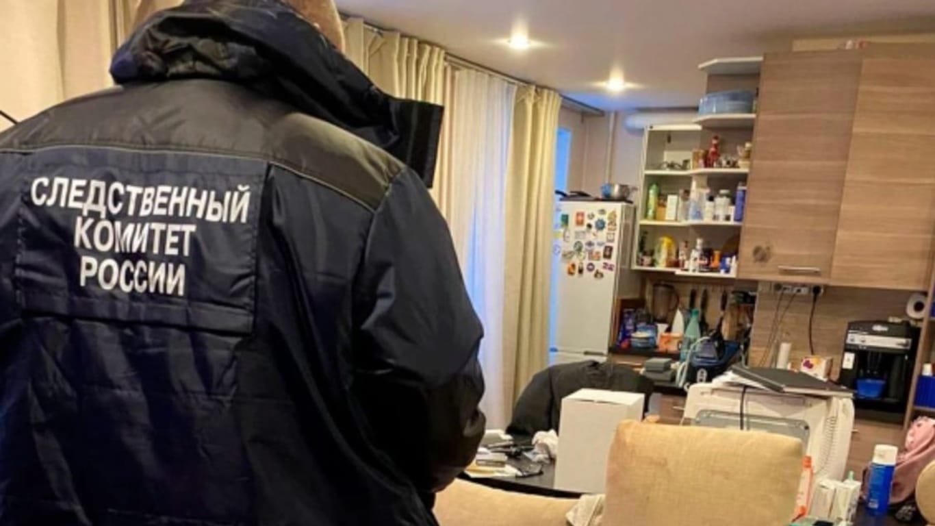 Russische Ermittler stehen in der Wohnung des Ermordeten.