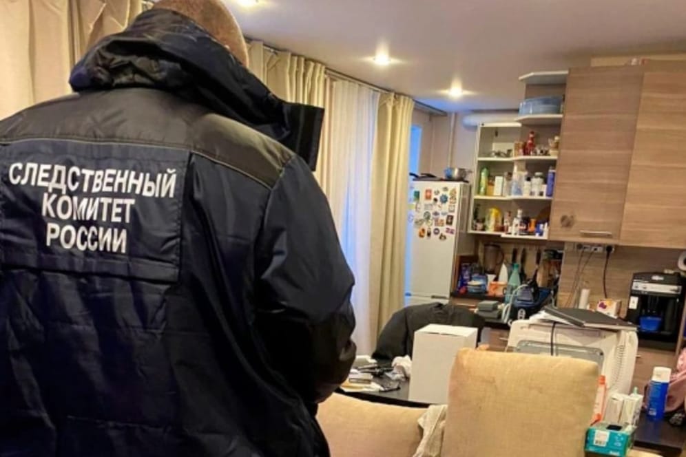 Russische Ermittler stehen in der Wohnung des Ermordeten.