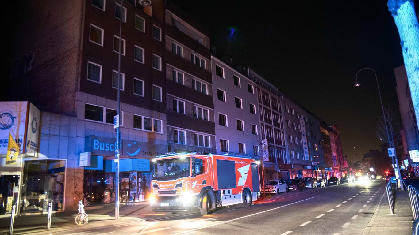 Ein Feuerwehrauto steht in einer unbeleuchteten Straße in Köln: Nach einem Brand in einem Umspannwerk war für rund 25.000 Haushalte der Strom ausgefallen.