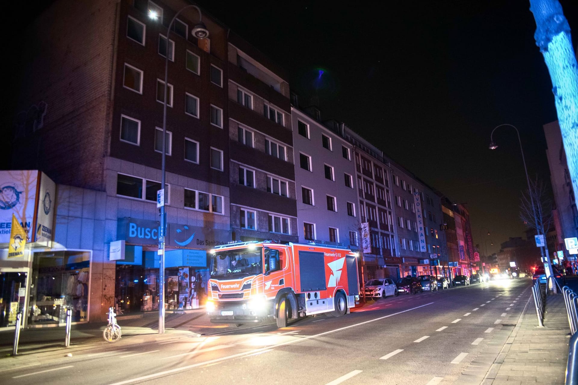 Ein Feuerwehrauto steht in einer unbeleuchteten Straße in Köln: Nach einem Brand in einem Umspannwerk war für rund 25.000 Haushalte der Strom ausgefallen.