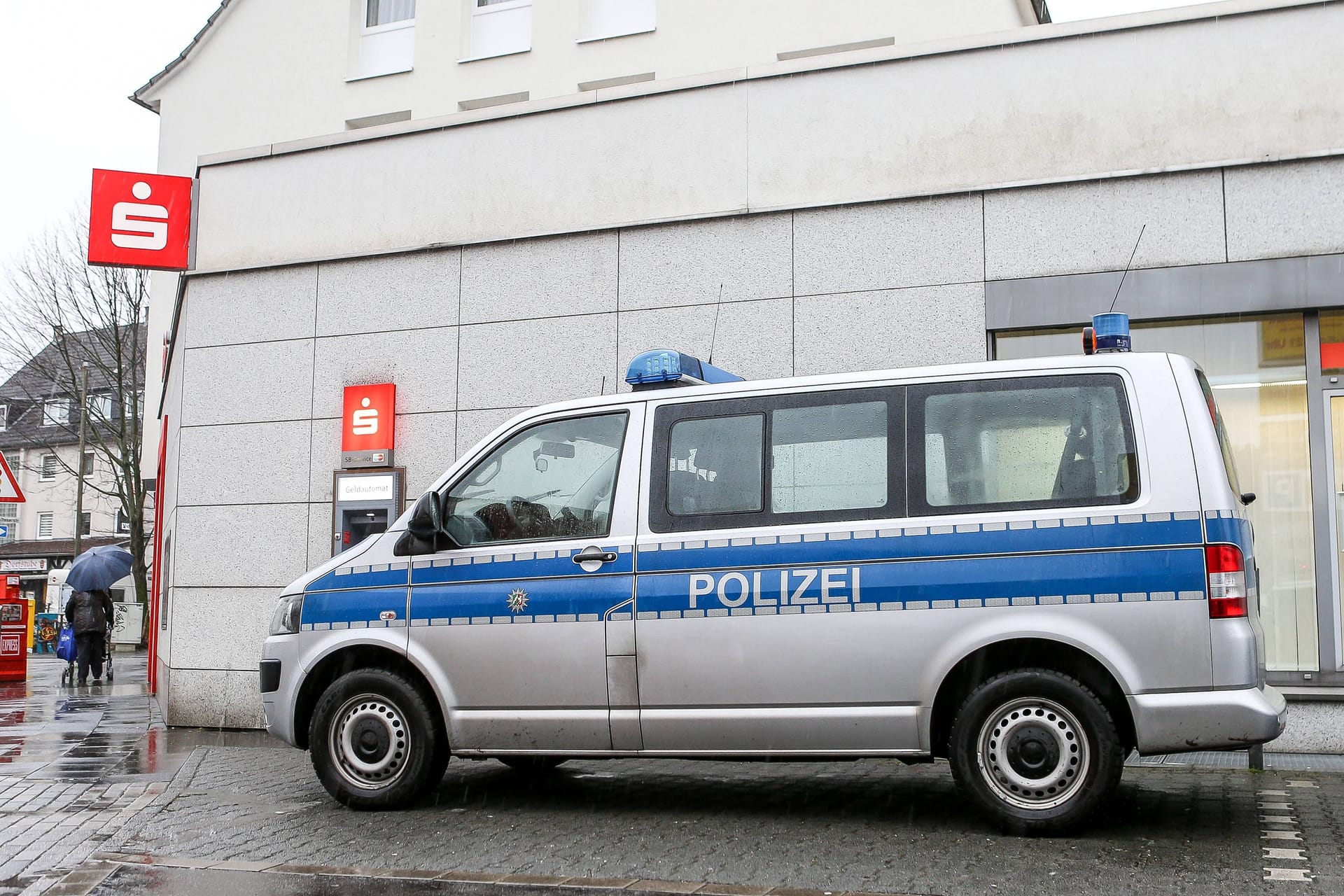 Die Polizei steht vor einer Filiale der Sparkasse (Symbolbild): Nach einem Vorfall in Garbsen wird wegen schwerer räuberischer Erpressung ermittelt.