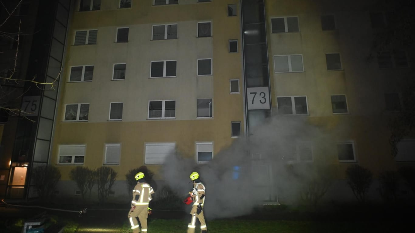 Ein Keller brennt in Hellersdorf: Die Polizei ermittelt wegen Brandstiftung.