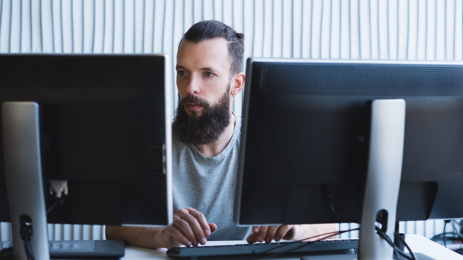 Zwei Monitore auf dem Schreibtisch: Die Stiftung Warentest zeigt die besten Modelle.