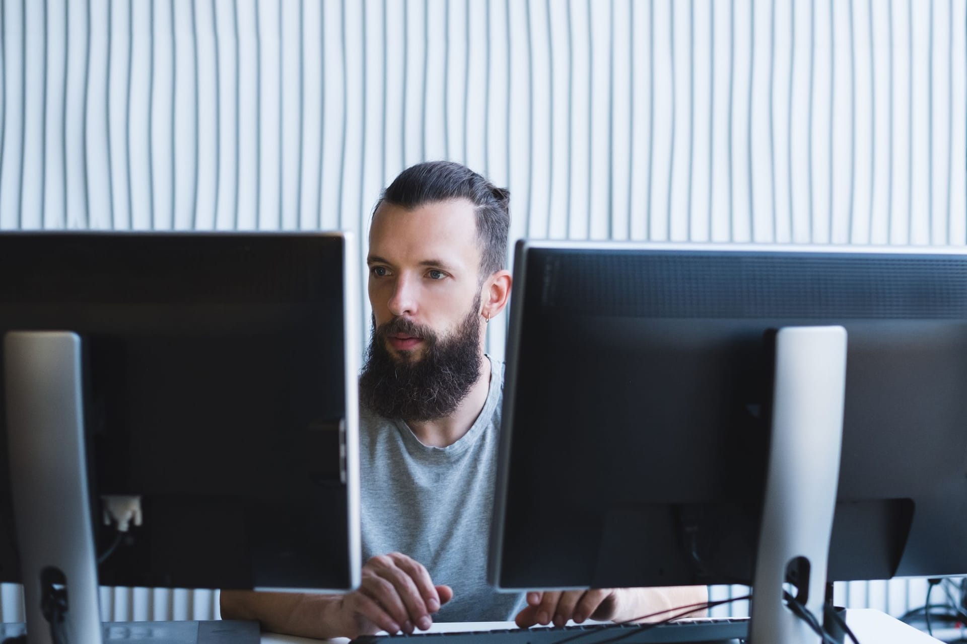 Zwei Monitore auf dem Schreibtisch: Die Stiftung Warentest zeigt die besten Modelle.