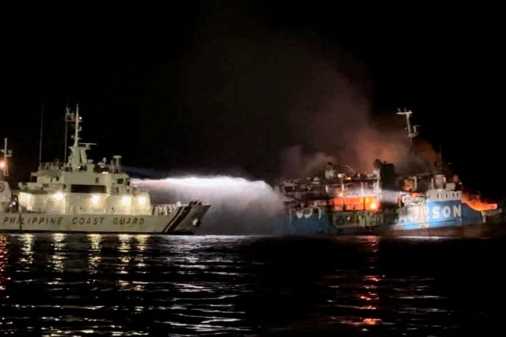 Boote der Küstenwache versuchen den Brand auf der Fähre zu löschen.