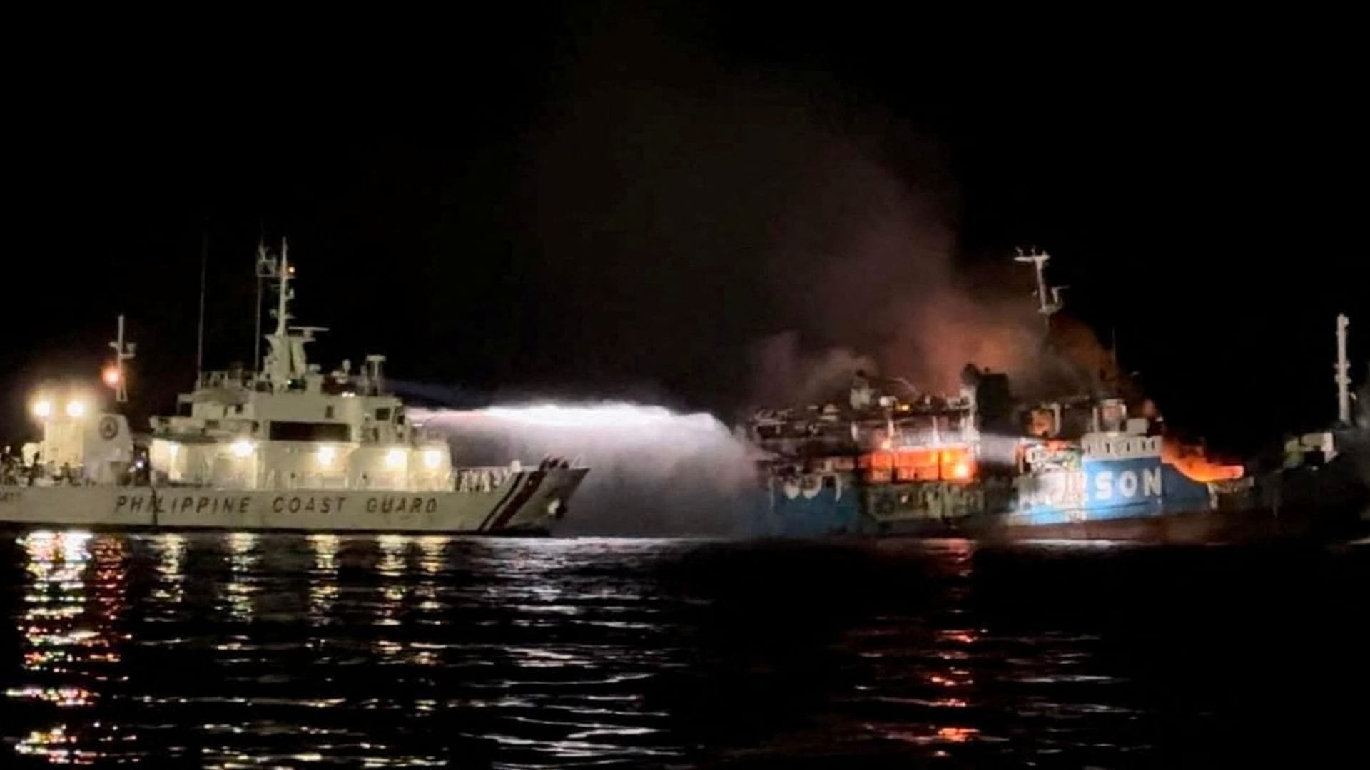 Boote der Küstenwache versuchen den Brand auf der Fähre zu löschen.