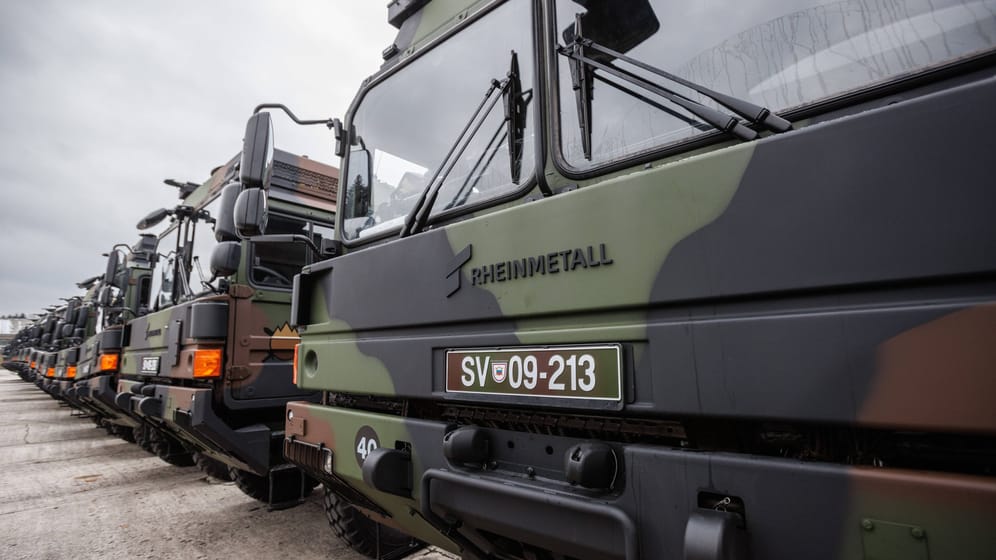 Rheinmetall-Transportfahrzeuge (Symbolbild): Der Rüstungskonzern erfüllt die Kriterien für den Aufstieg in den Dax.