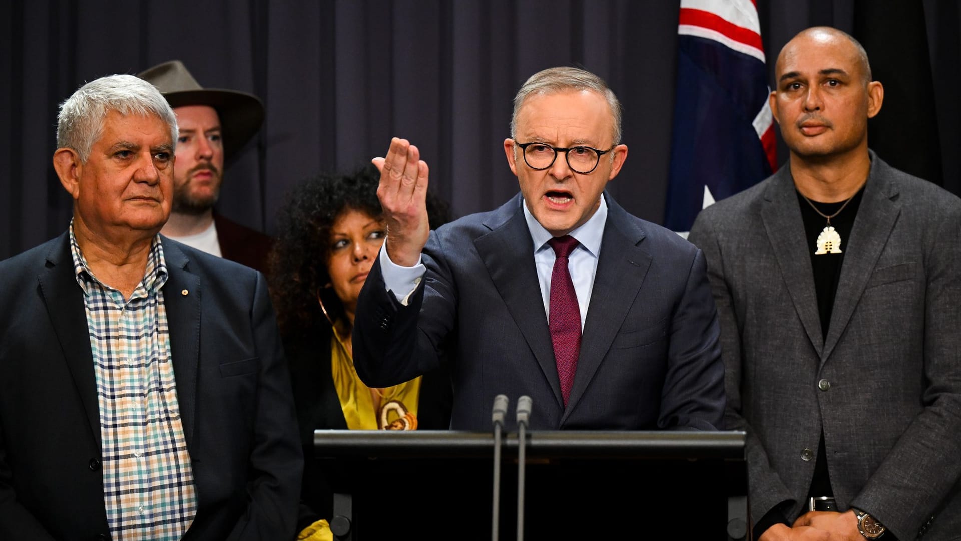 Anthony Albanese: Die Pressekonferenz mit dem Premierminister wurde im Fernsehen übertragen.