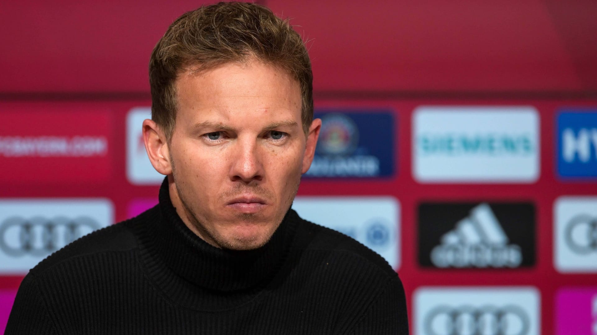 Julian Nagelsmann: Seine Spieler müssen künftig für Undiszipliniertheiten in die Tasche greifen.