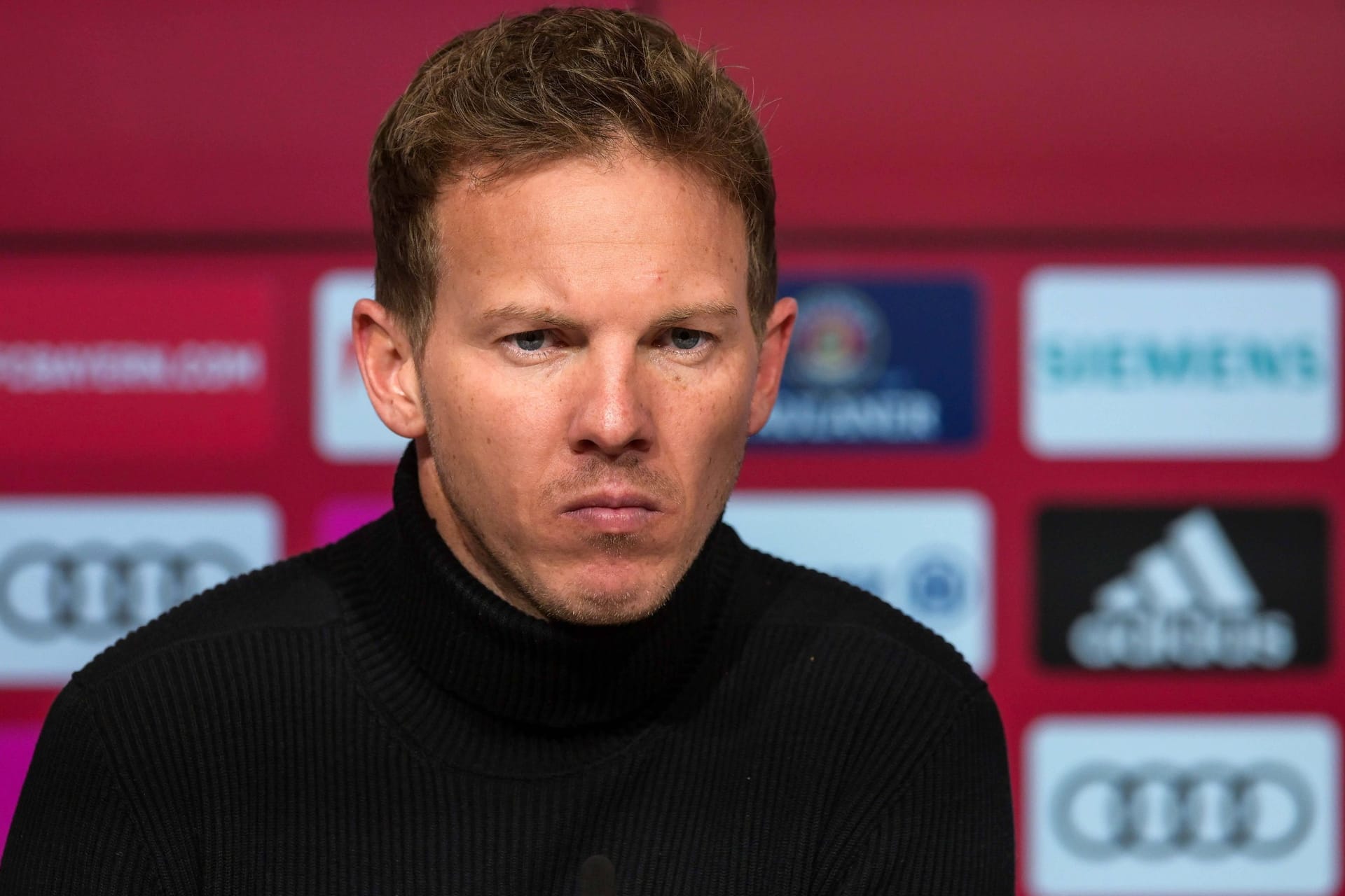 Julian Nagelsmann: Seine Spieler müssen künftig für Undiszipliniertheiten in die Tasche greifen.