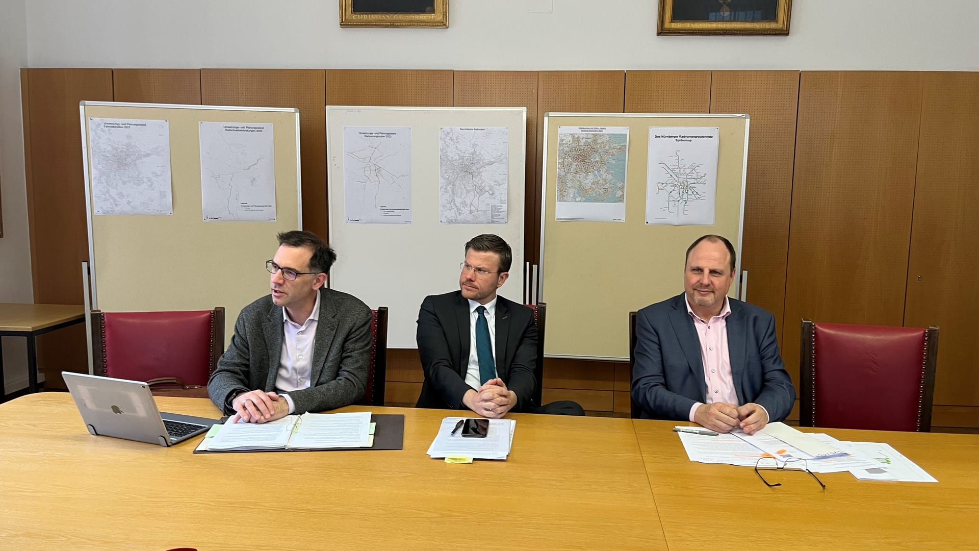 Bei einer Pressekonferenz informieren Daniel Ulrich, Marcus König und Christian Vogel (von links) über den Mobilitätsbeschluss der Stadt Nürnberg.