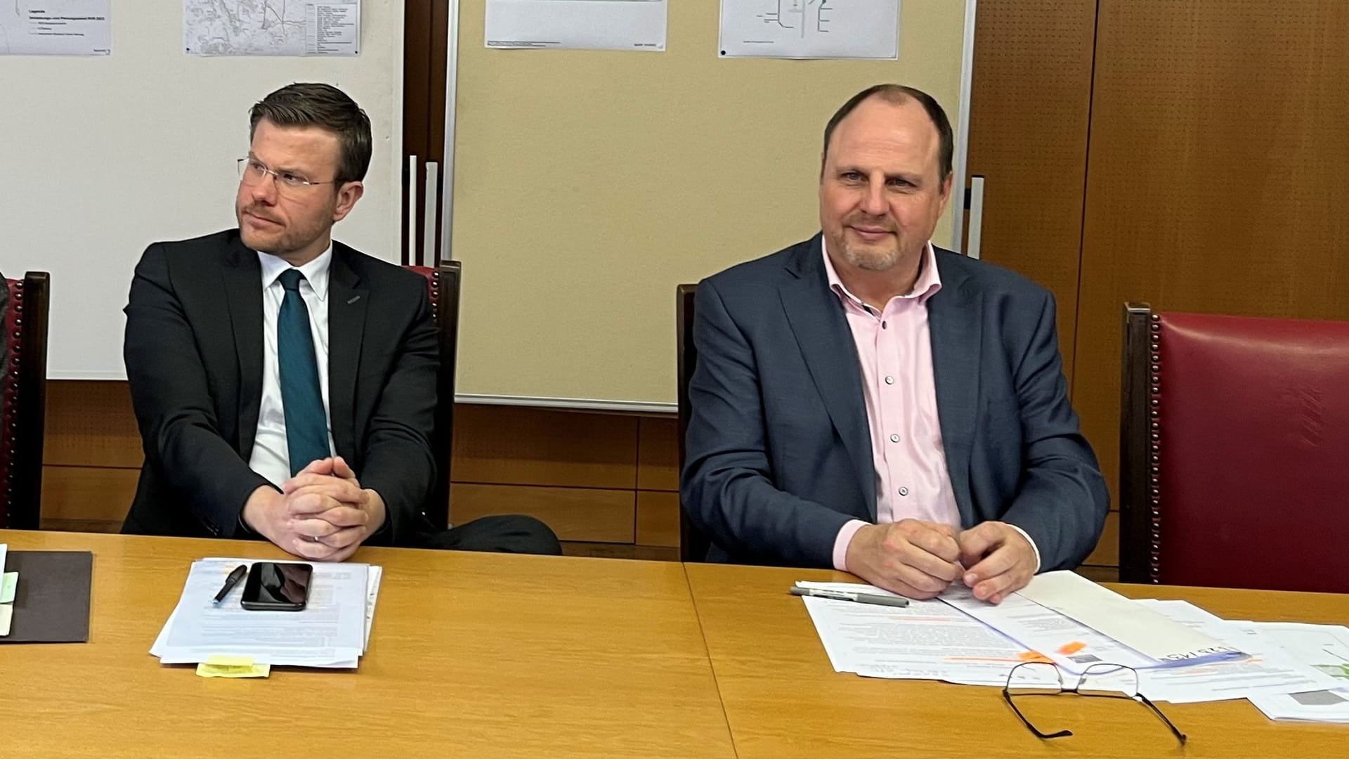 Bei einer Pressekonferenz informieren Daniel Ulrich, Marcus König und Christian Vogel (von links) über den Mobilitätsbeschluss der Stadt Nürnberg.