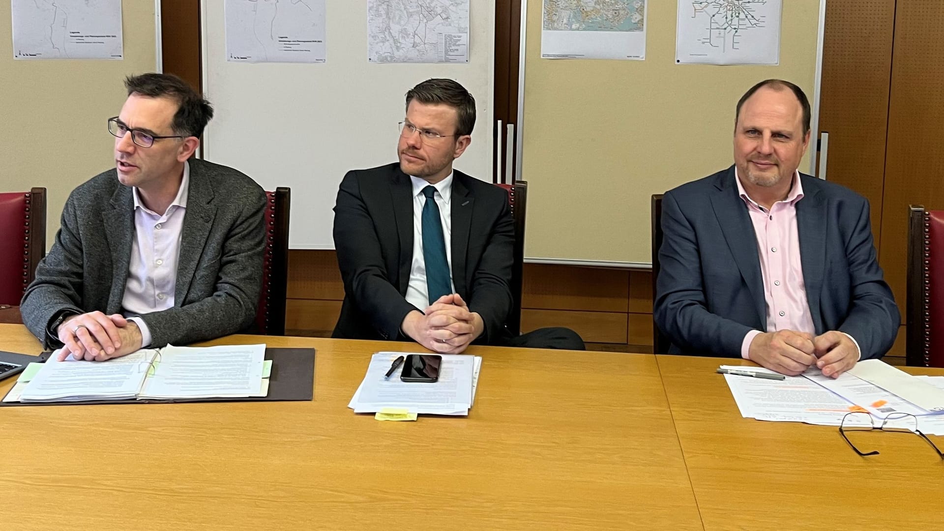 Bei einer Pressekonferenz informieren Daniel Ulrich, Marcus König und Christian Vogel (von links) über den Mobilitätsbeschluss der Stadt Nürnberg.