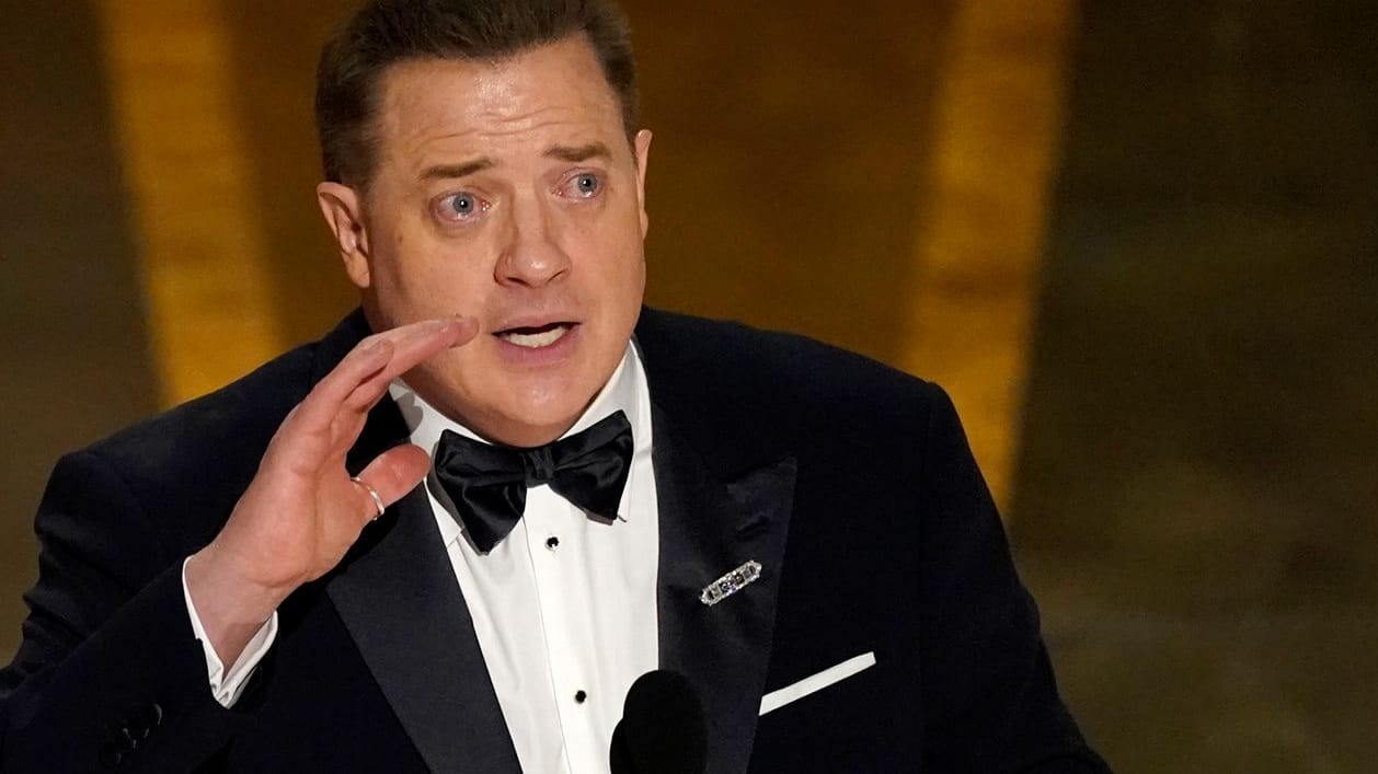 Oscar-Preisträger 2023: Brendan Fraser mit Tränen in den Augen – und der Trophäe in der Hand.